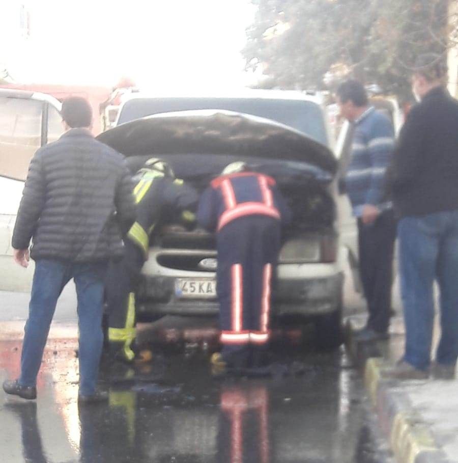 Park halindeki kamyonet alevlere teslim oldu