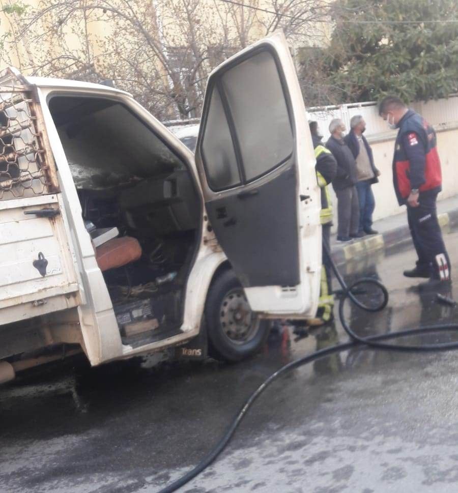 Park halindeki kamyonet alevlere teslim oldu