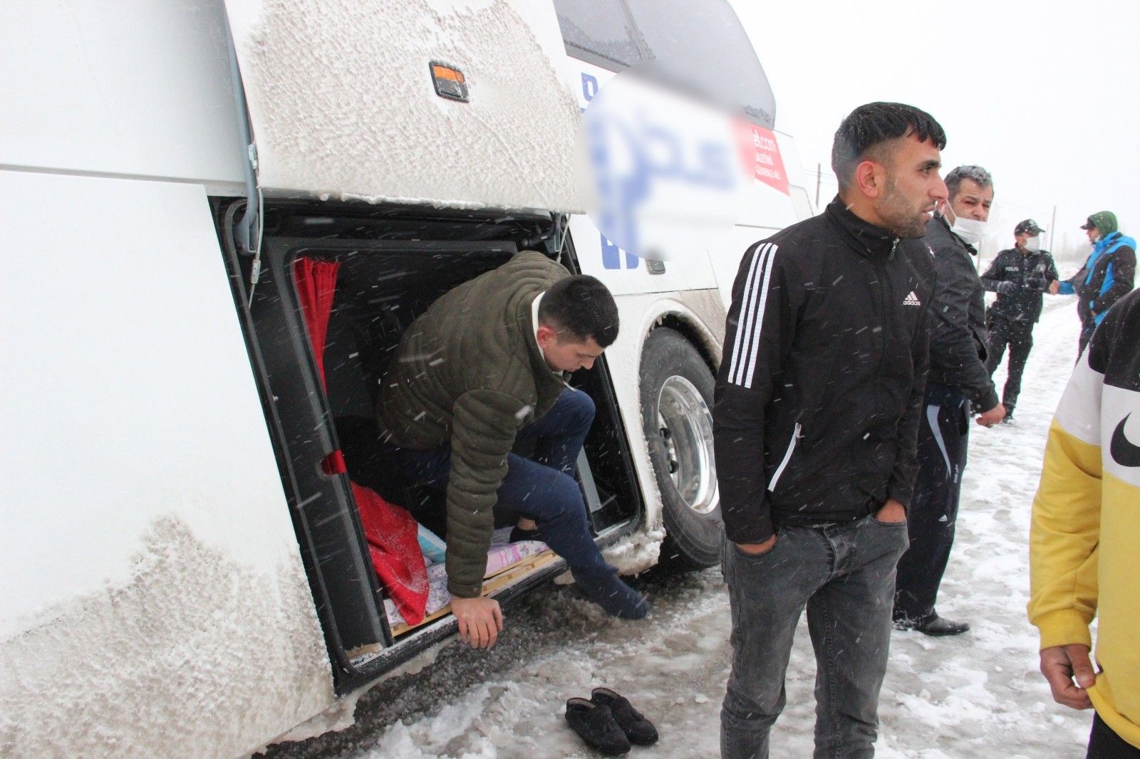 Şarampole kayan otobüsteki 24 kişi bagajdan tahliye edildi