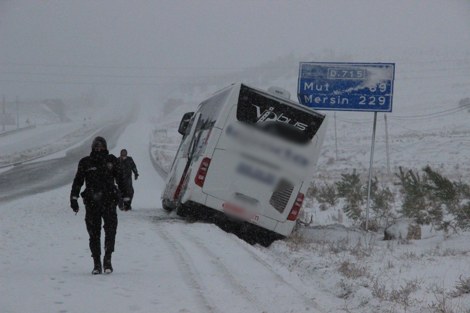 Şarampole kayan otobüsteki 24 kişi bagajdan tahliye edildi