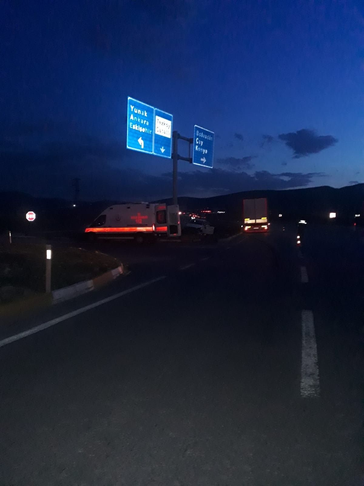 Tır ile otomobil çarpıştı: 3 ölü, 2 yaralı