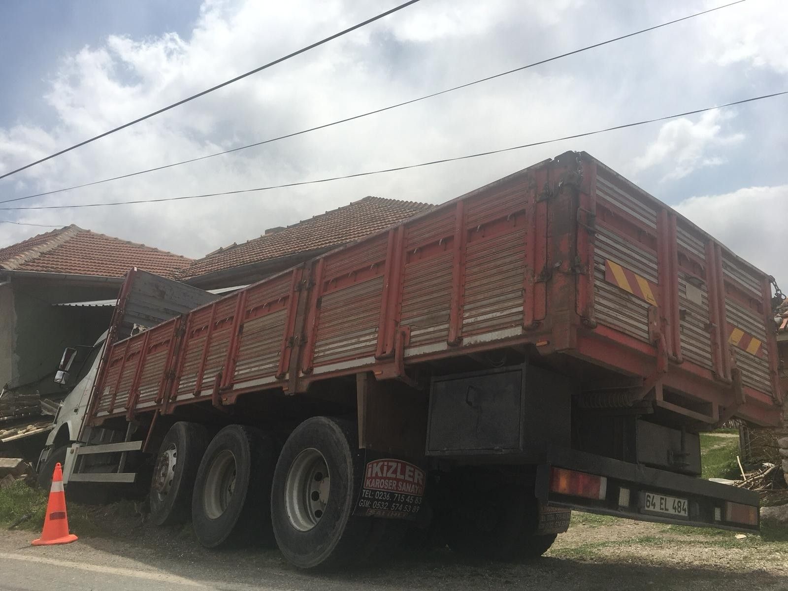 Yoldan çıkan kamyon eve çarptı