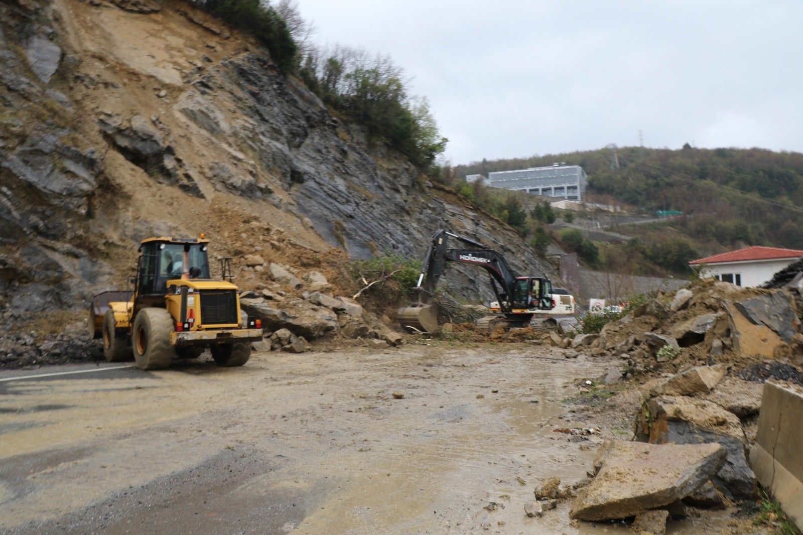 Zonguldak'ta korkutan heyelan