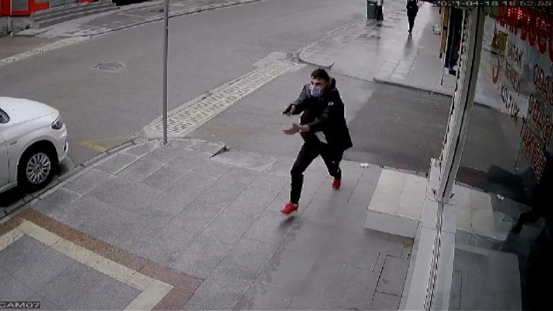 16 yaşındaki genç sokak ortasında iki kişiyi vurdu
