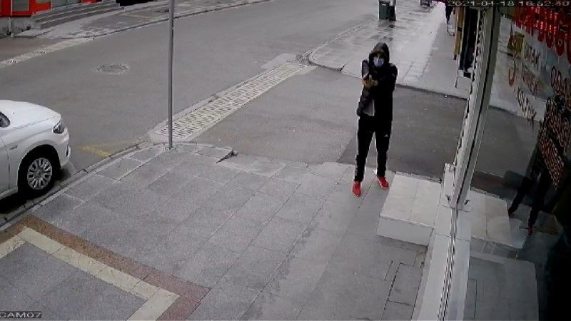16 yaşındaki genç sokak ortasında iki kişiyi vurdu