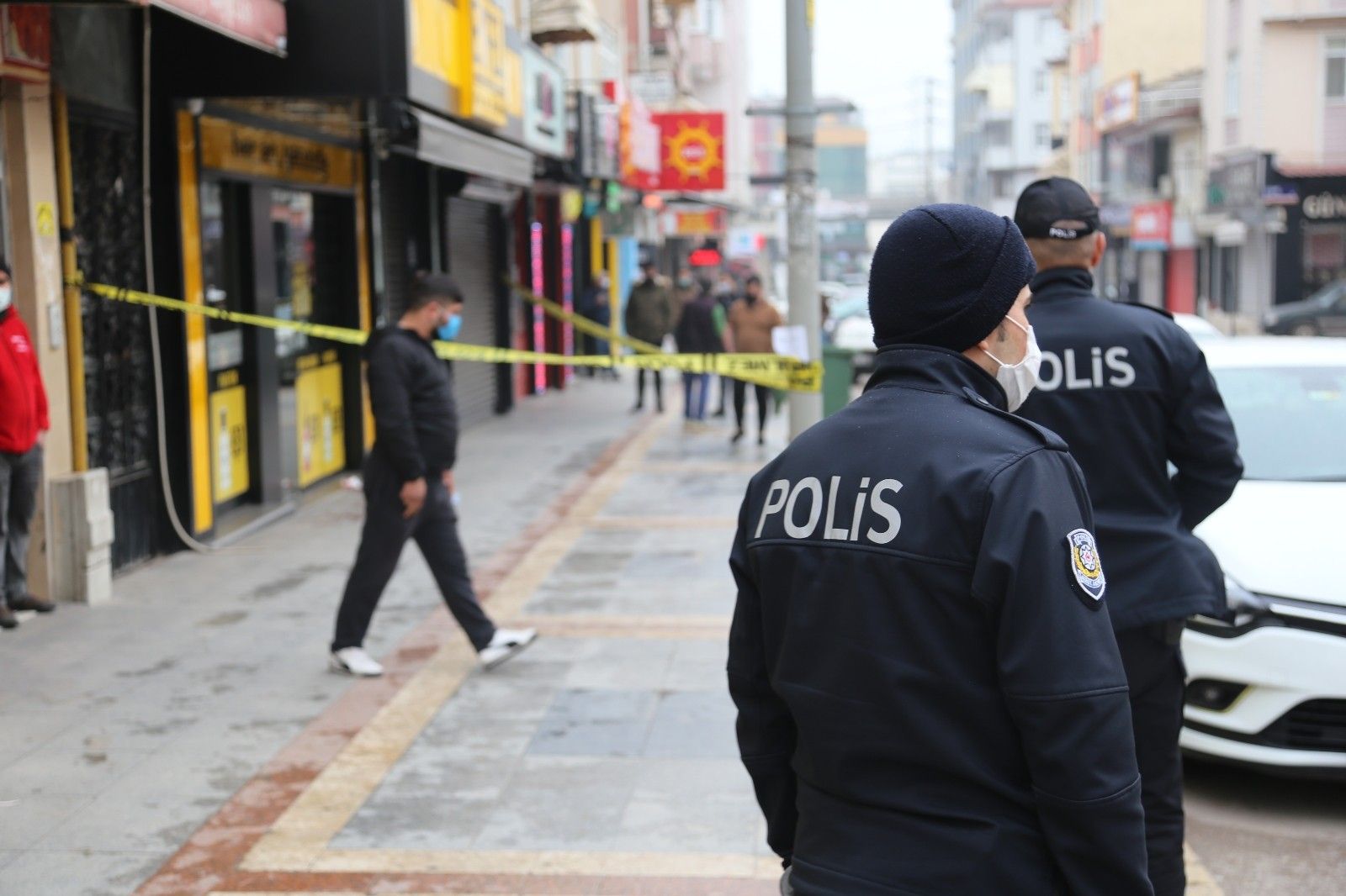 16 yaşındaki genç sokak ortasında iki kişiyi vurdu