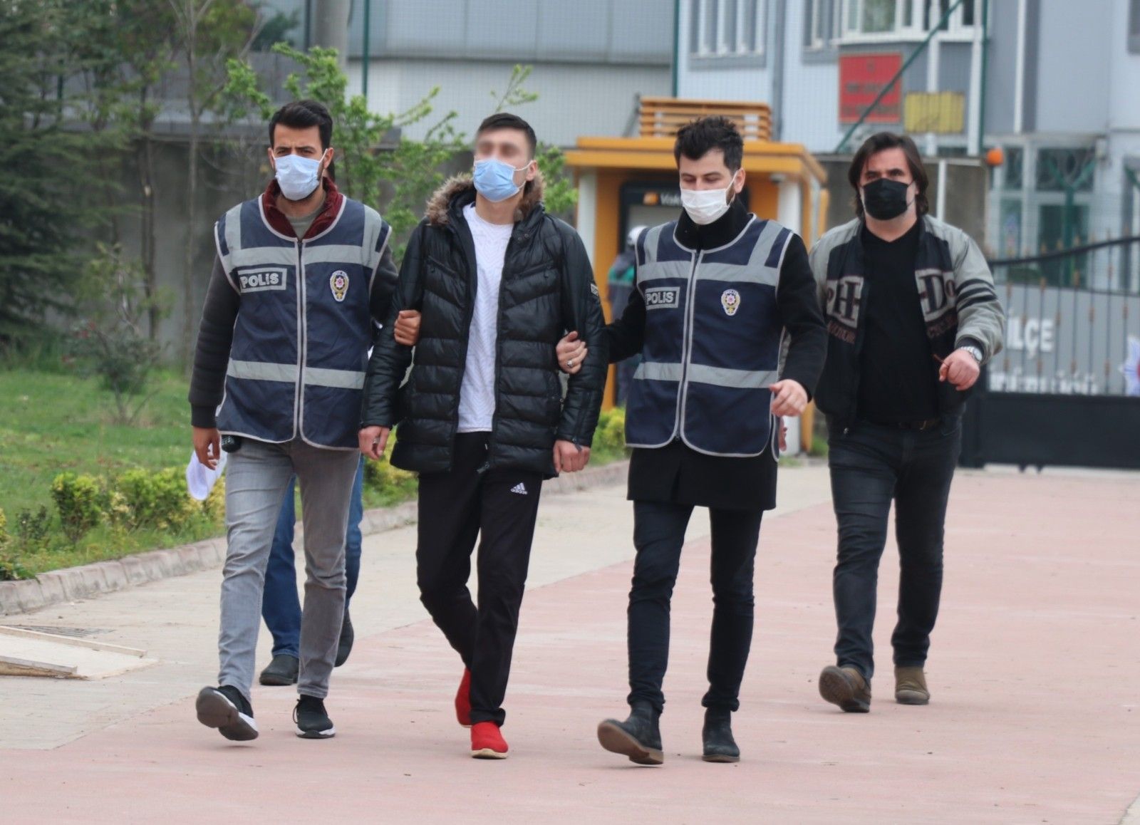 16 yaşındaki genç sokak ortasında iki kişiyi vurdu