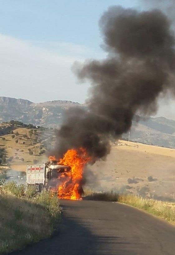 Adıyaman'da yanan tır alev topuna döndü