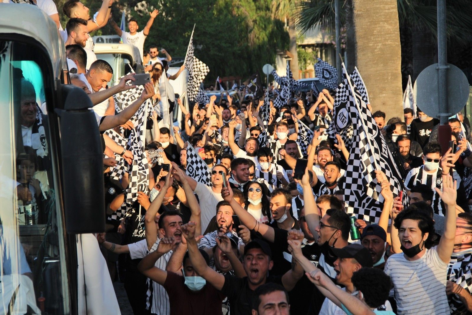 Altay'ın şampiyonluk coşkusu tüm İzmir'de yankılandı