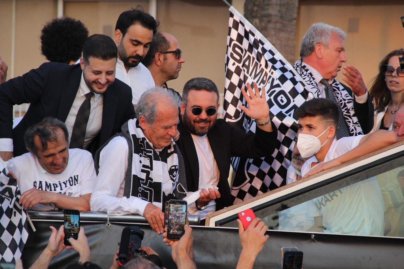 Altay'ın şampiyonluk coşkusu tüm İzmir'de yankılandı