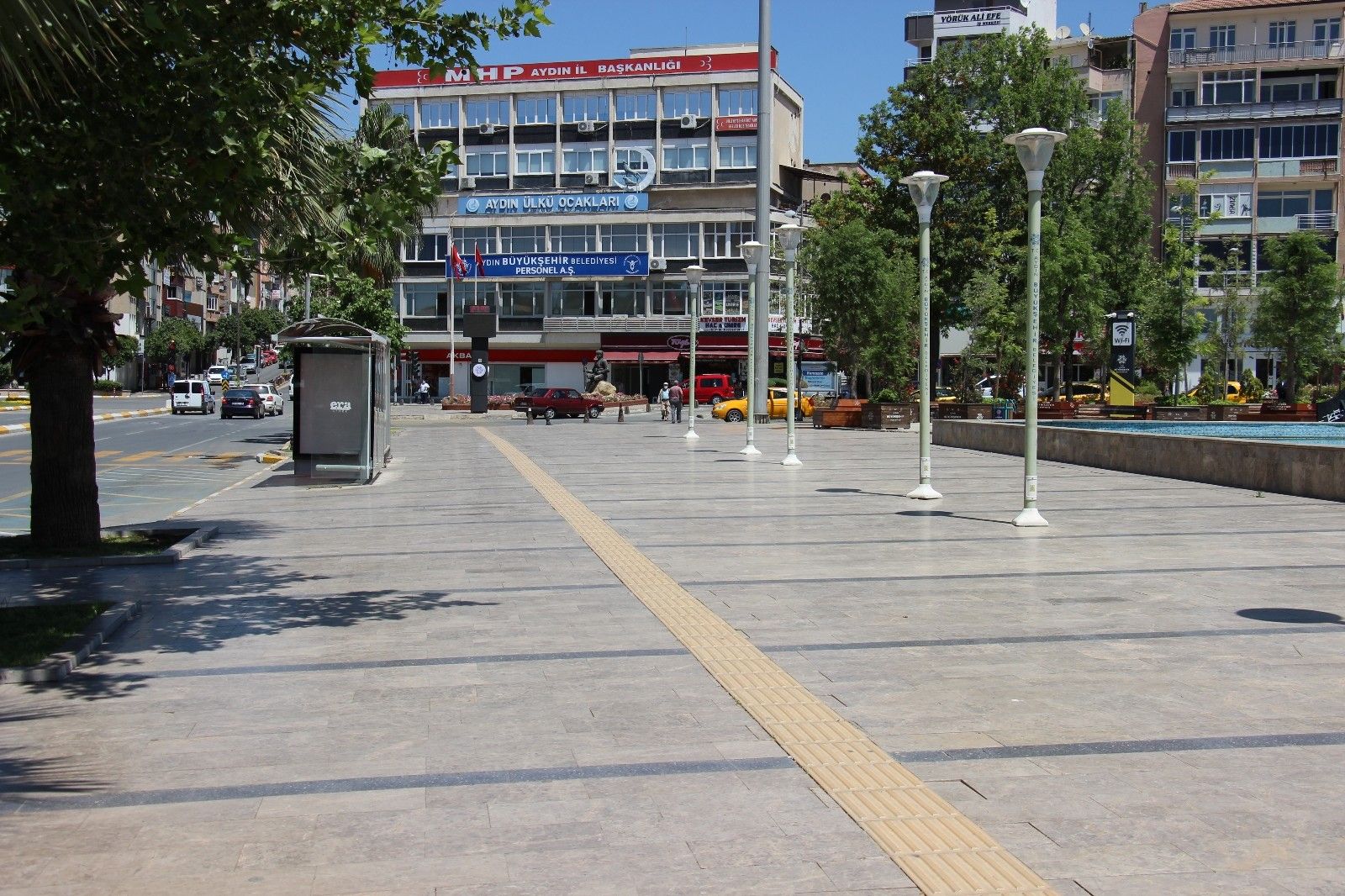 Aydın'da sokaklar boş, tatlıcılar dolu