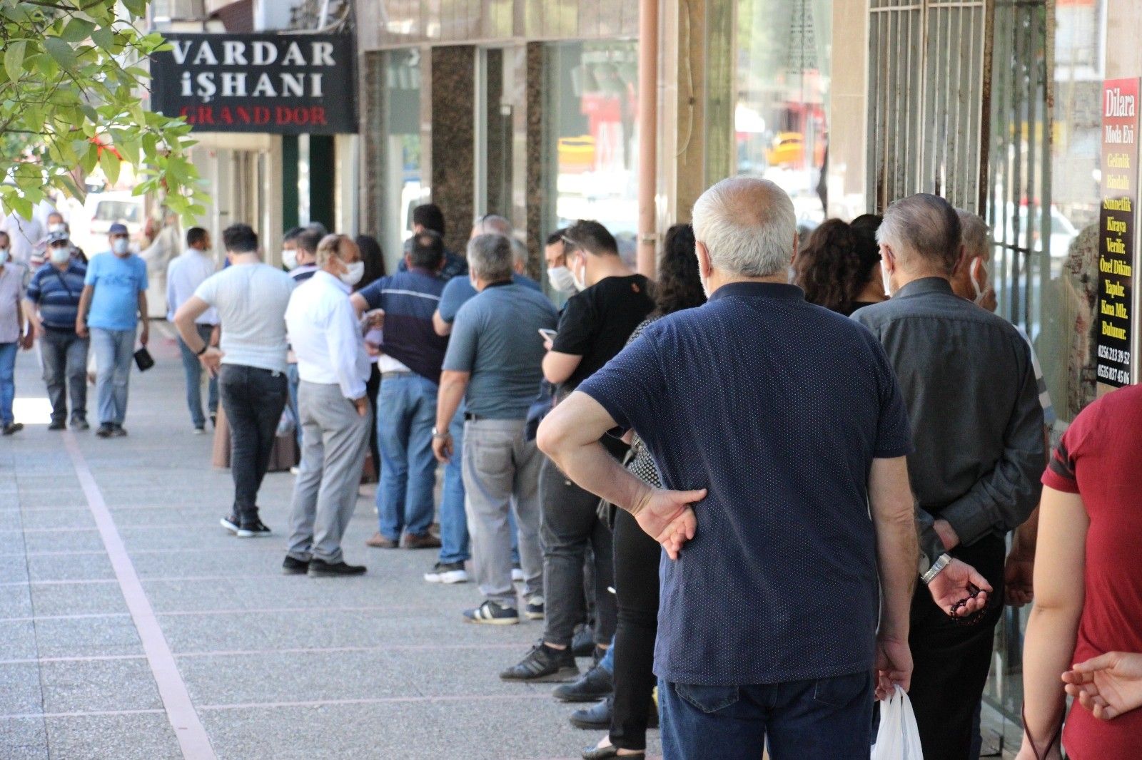 Aydın'da sokaklar boş, tatlıcılar dolu