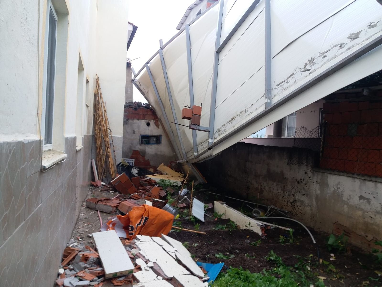 Ayvalık'ı kasırga vurdu: Zarar büyük