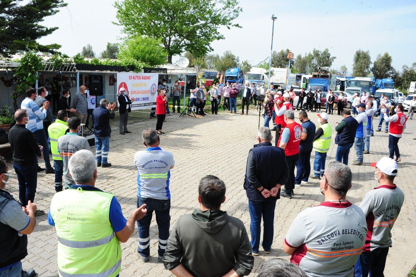 Başkan Çalkaya, işçilerle halay çekip 1 Mayıs'ı kutladı