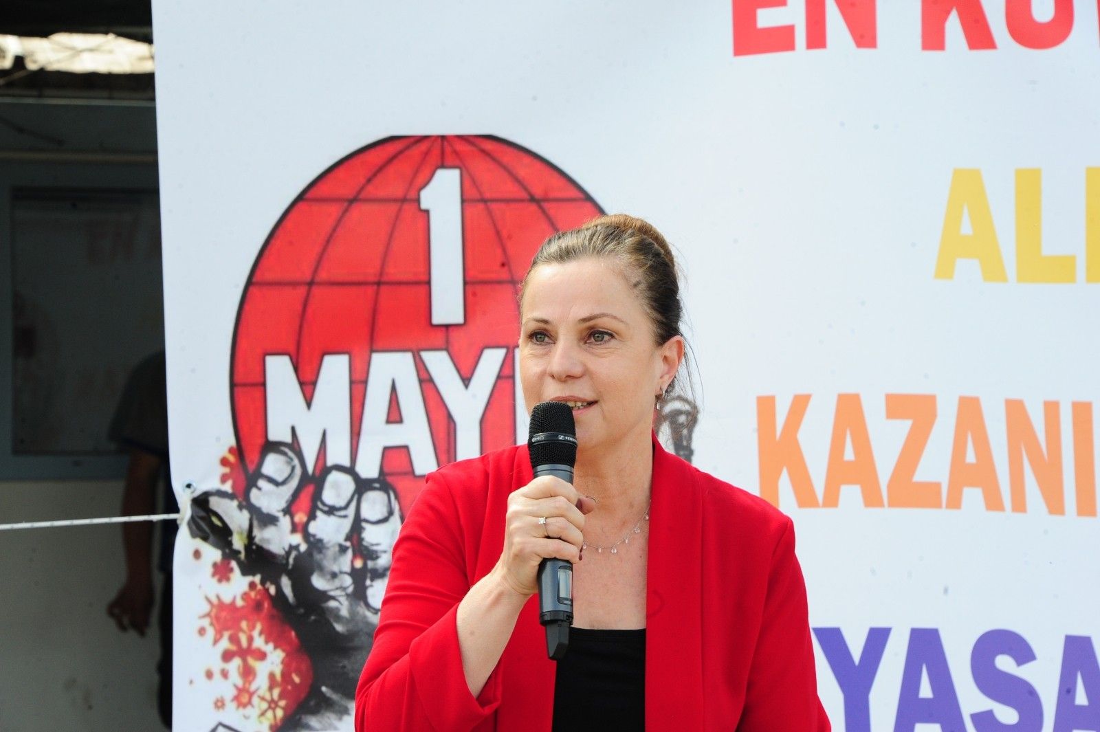 Başkan Çalkaya, işçilerle halay çekip 1 Mayıs'ı kutladı
