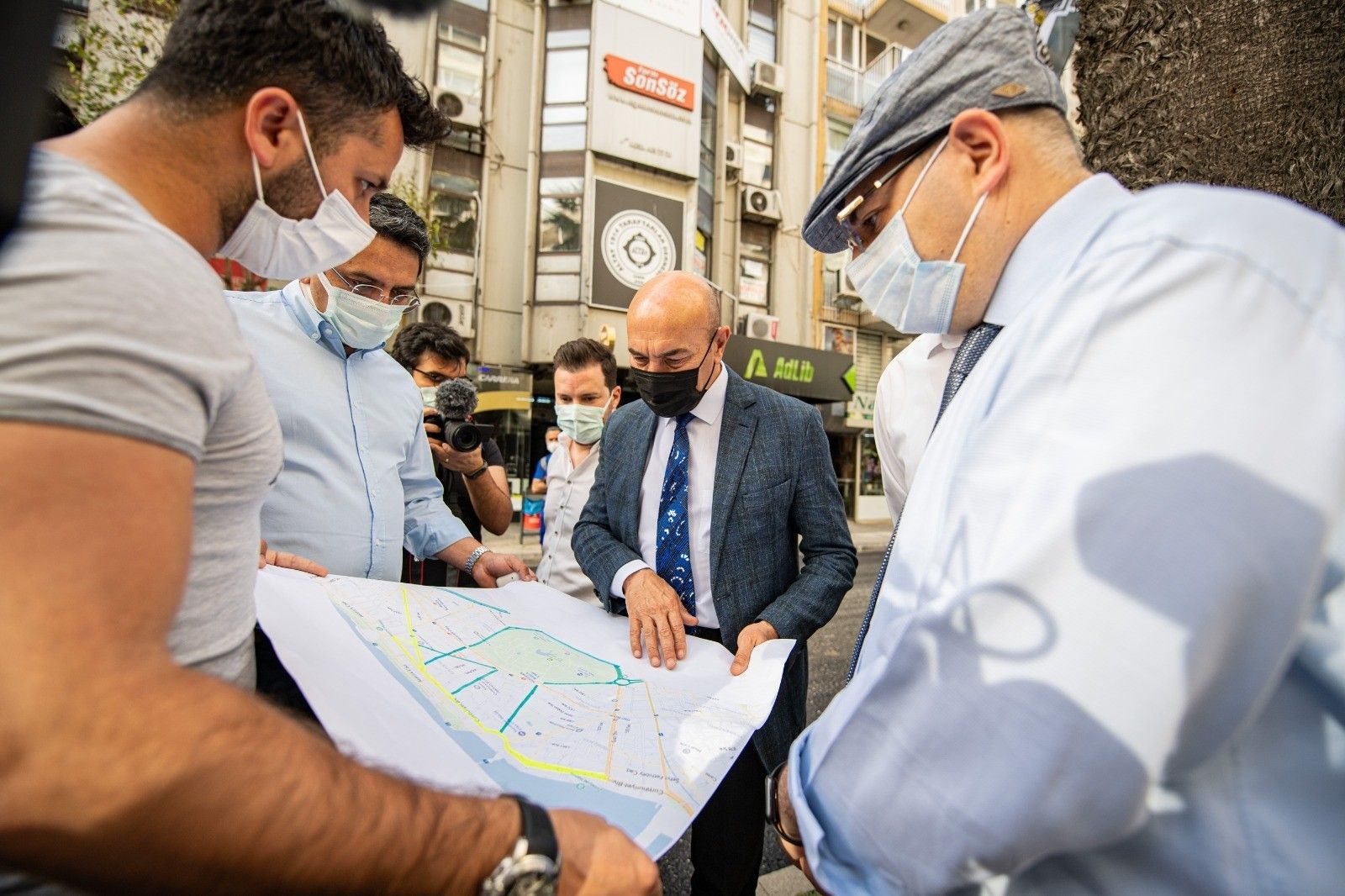 Başkan Soyer, asfalt çalışmalarını inceledi
