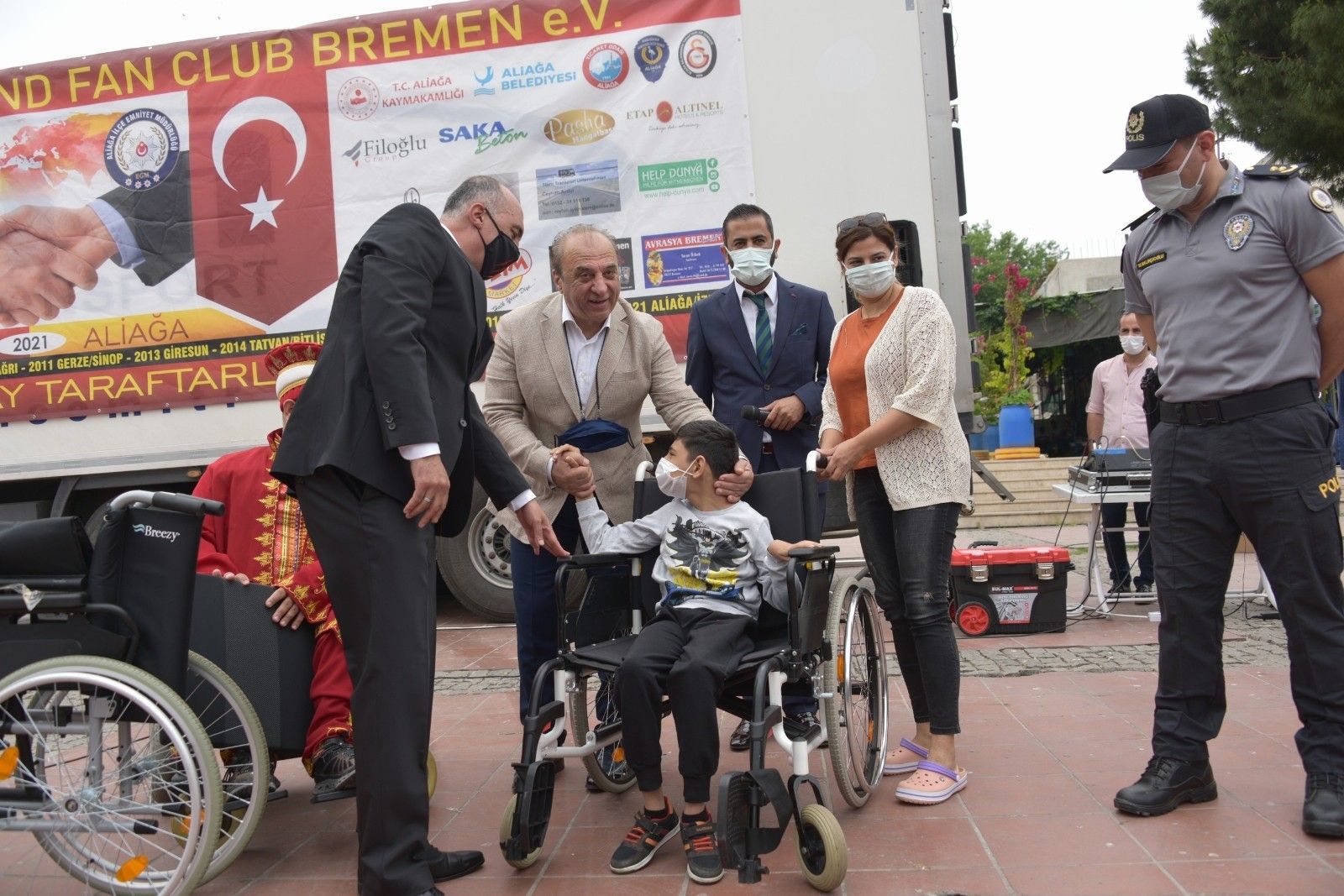 Bremen'den Aliağa'ya dost eli: 1 tır yardım malzemesi kente ulaştı