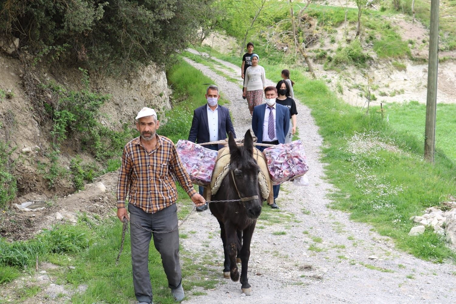 Bu gezici kütüphanenin kitapları eşekle taşınıyor
