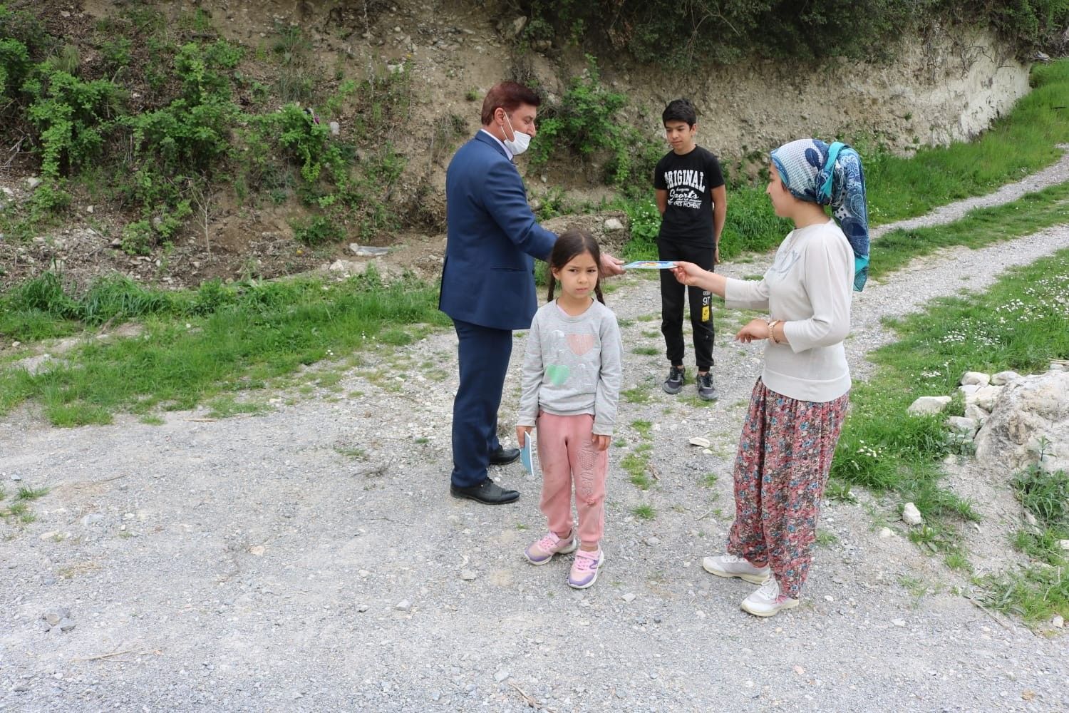 Bu gezici kütüphanenin kitapları eşekle taşınıyor