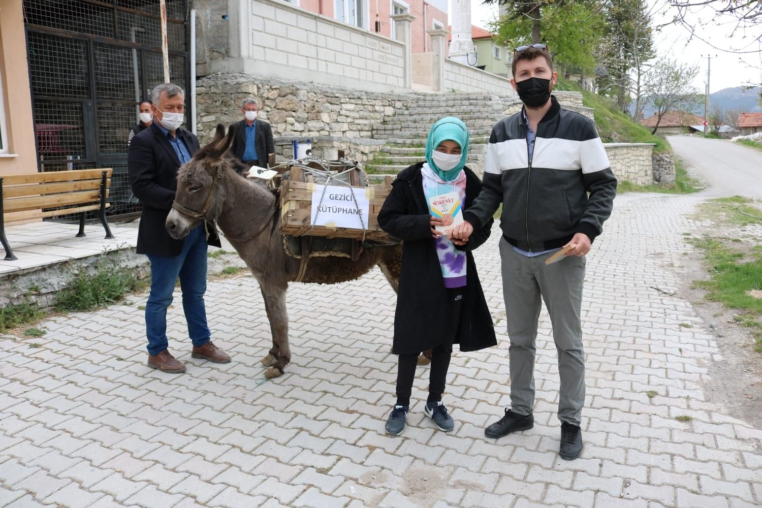 Bu gezici kütüphanenin kitapları eşekle taşınıyor