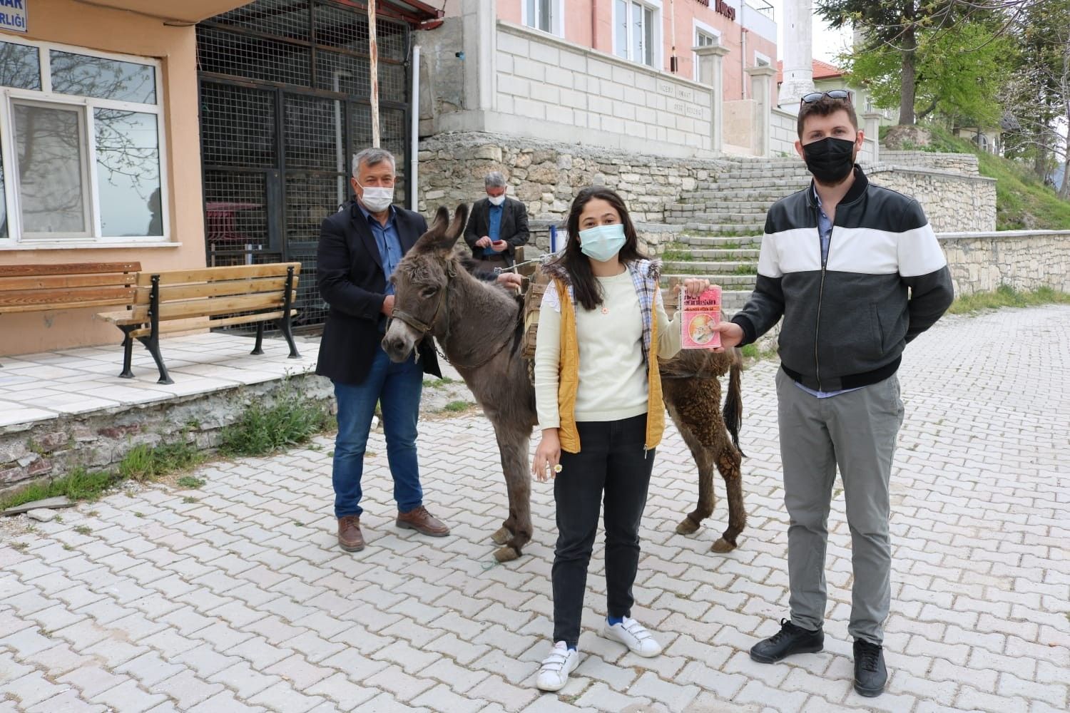 Bu gezici kütüphanenin kitapları eşekle taşınıyor