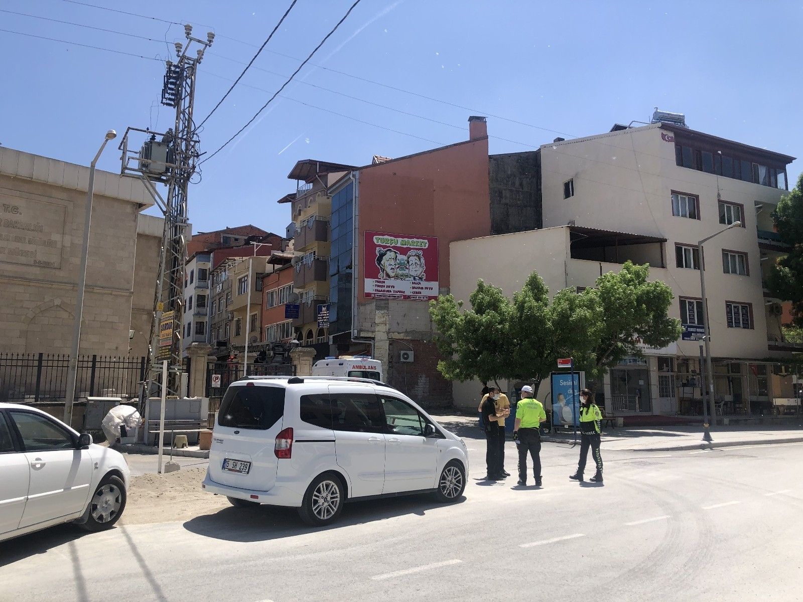 Çıplak vaziyette çatıya çıktı, itfaiye ve polis alarma geçti