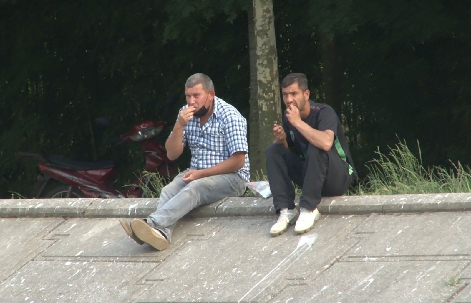 Dalgıç polisler derede silah aradı