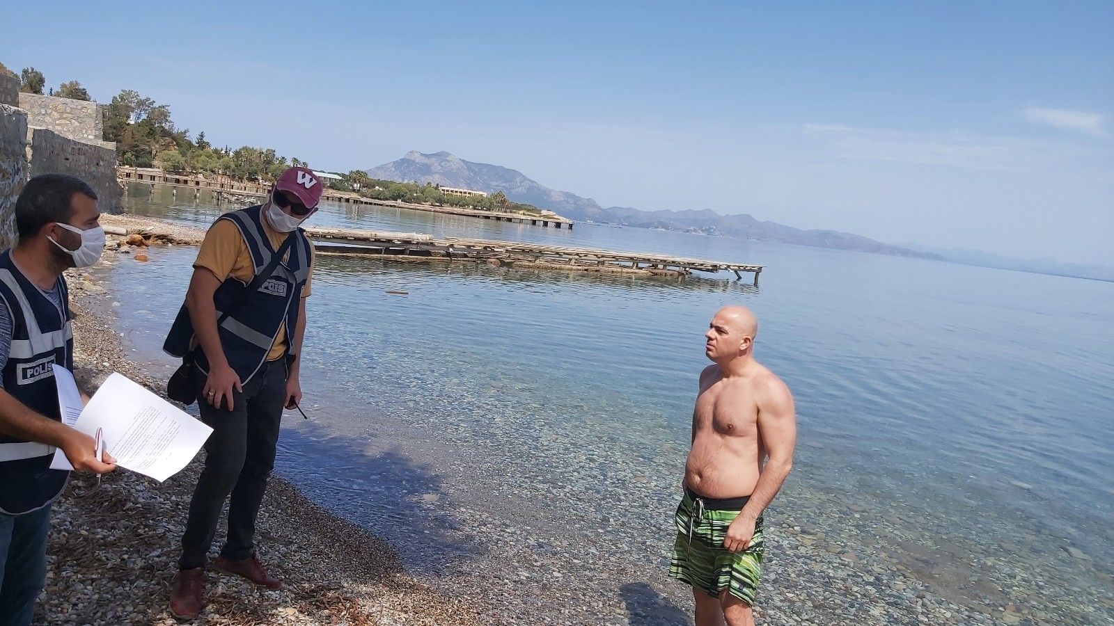 Denize girdi, "İşsizim, ceza kesmeyin" dedi