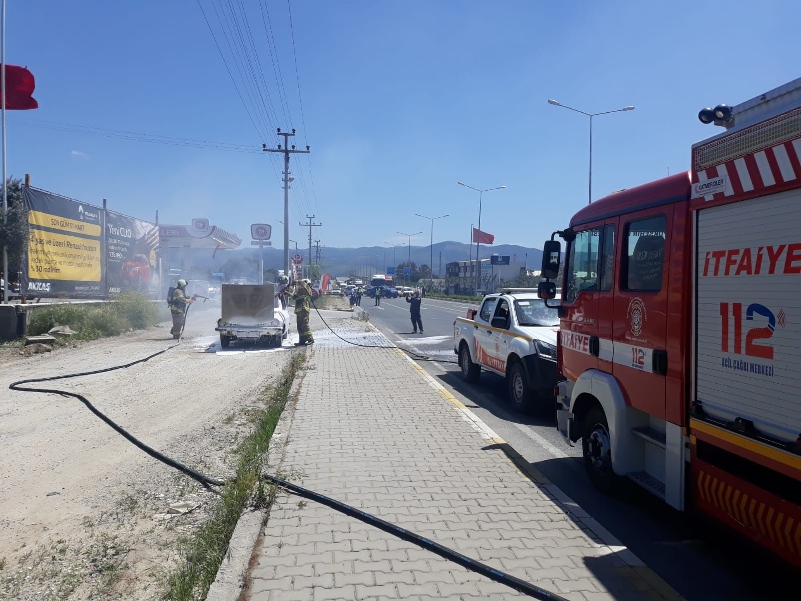 Edremit'te seyir halindeki araç alev aldı