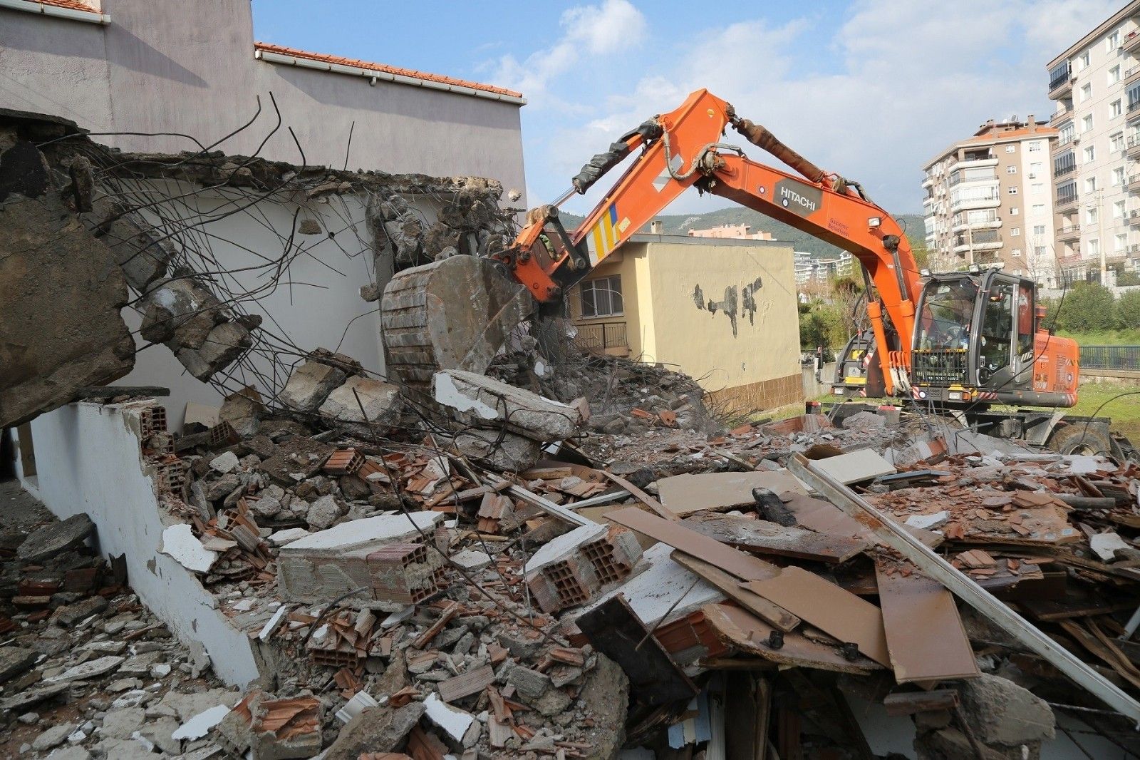 Gaziemir'de riskli yapılar yıkılıyor