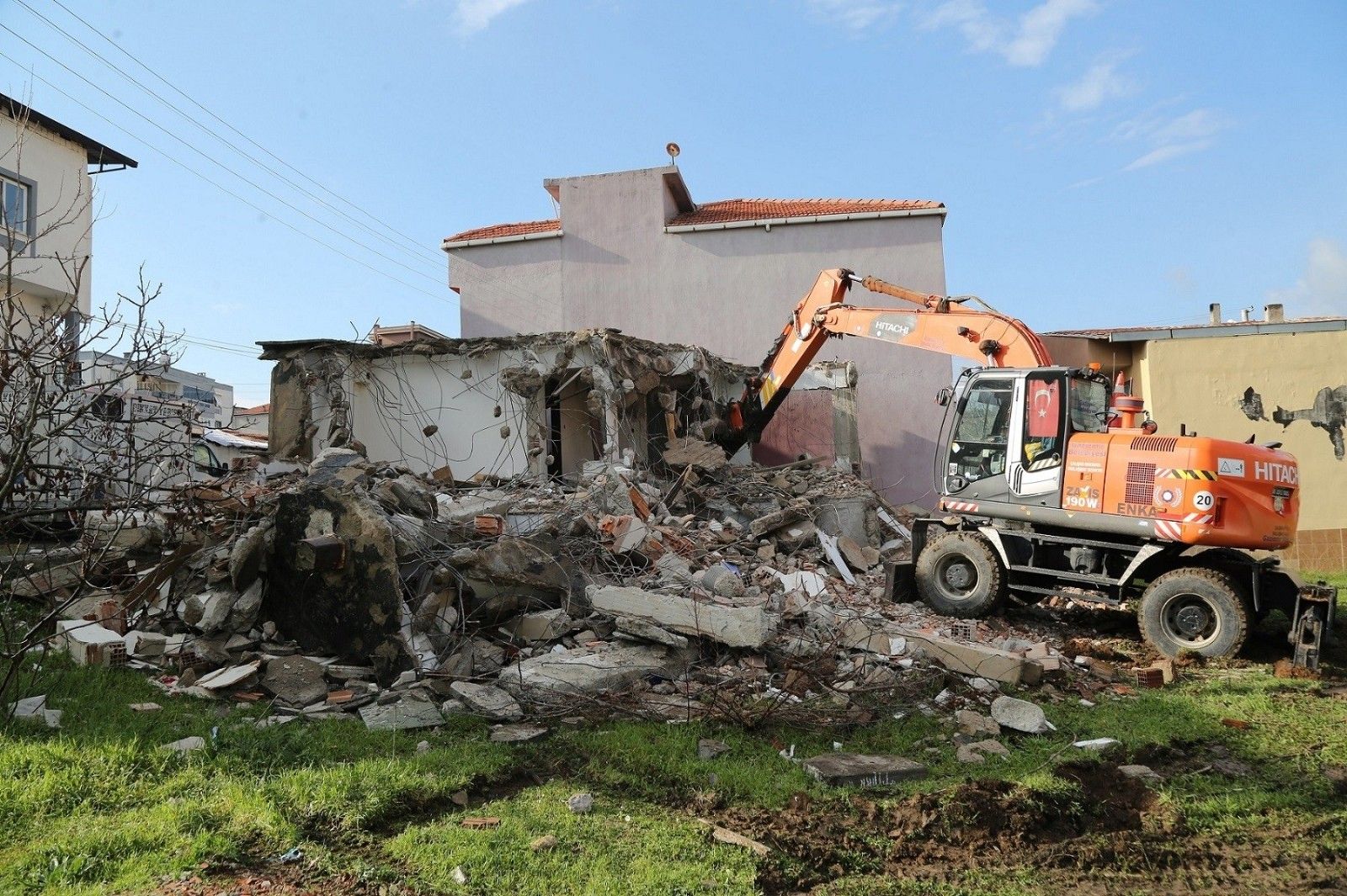 Gaziemir'de riskli yapılar yıkılıyor