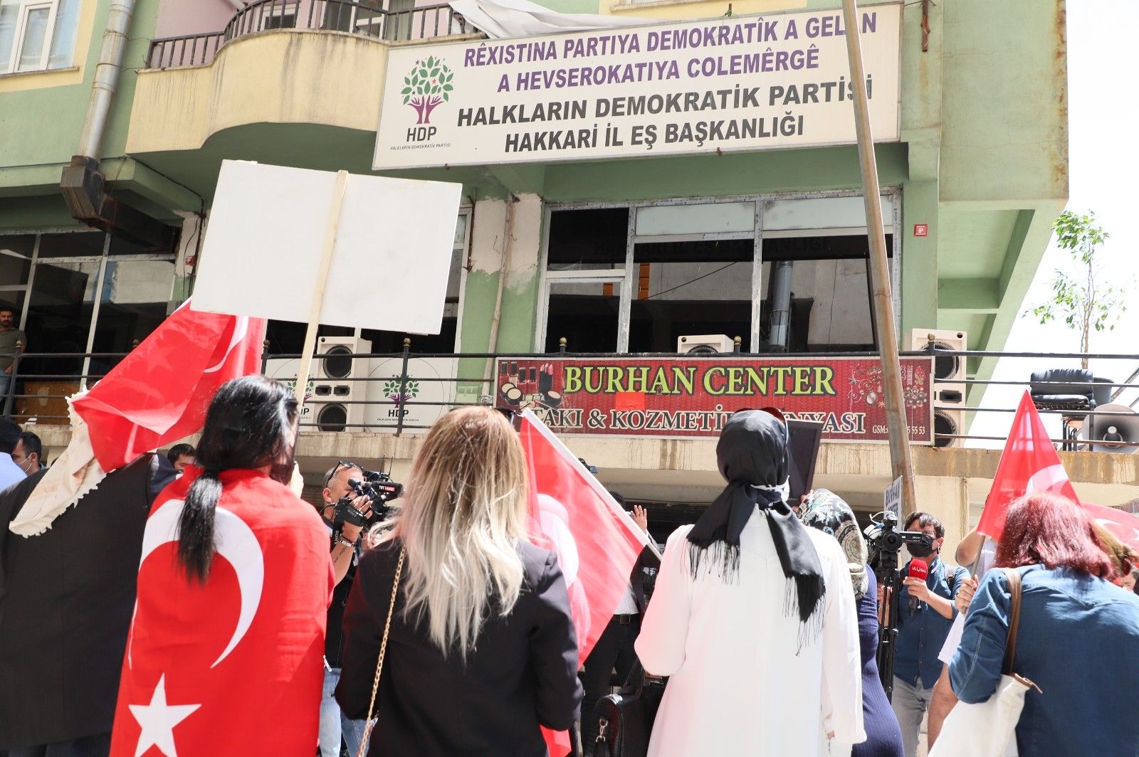HDP Bu sefer de annelerin sesini müzikle bastırmaya çalıştı!