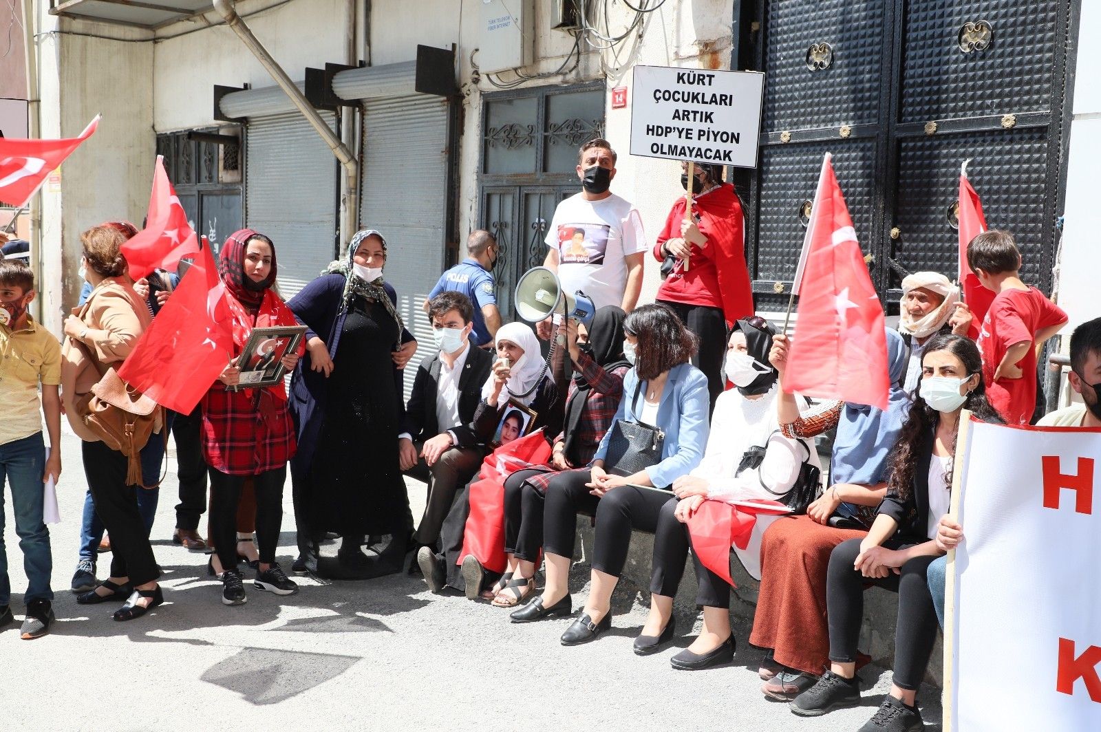 HDP Bu sefer de annelerin sesini müzikle bastırmaya çalıştı!