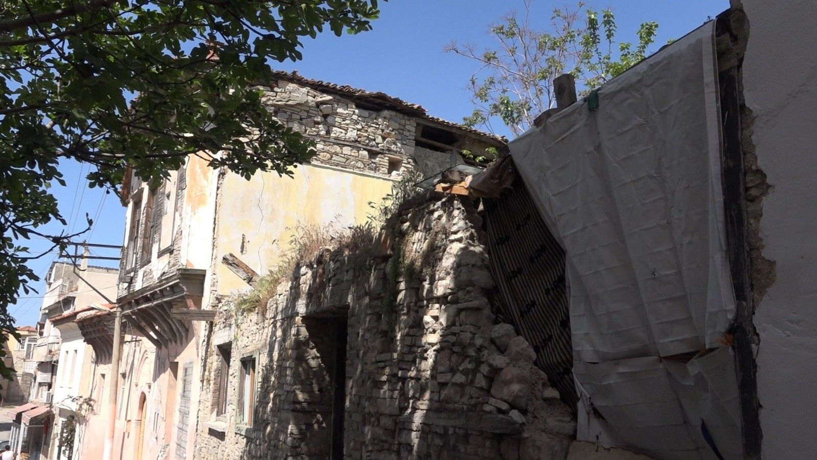 Hırsızlar ahşap evin ikinci katını çaldı