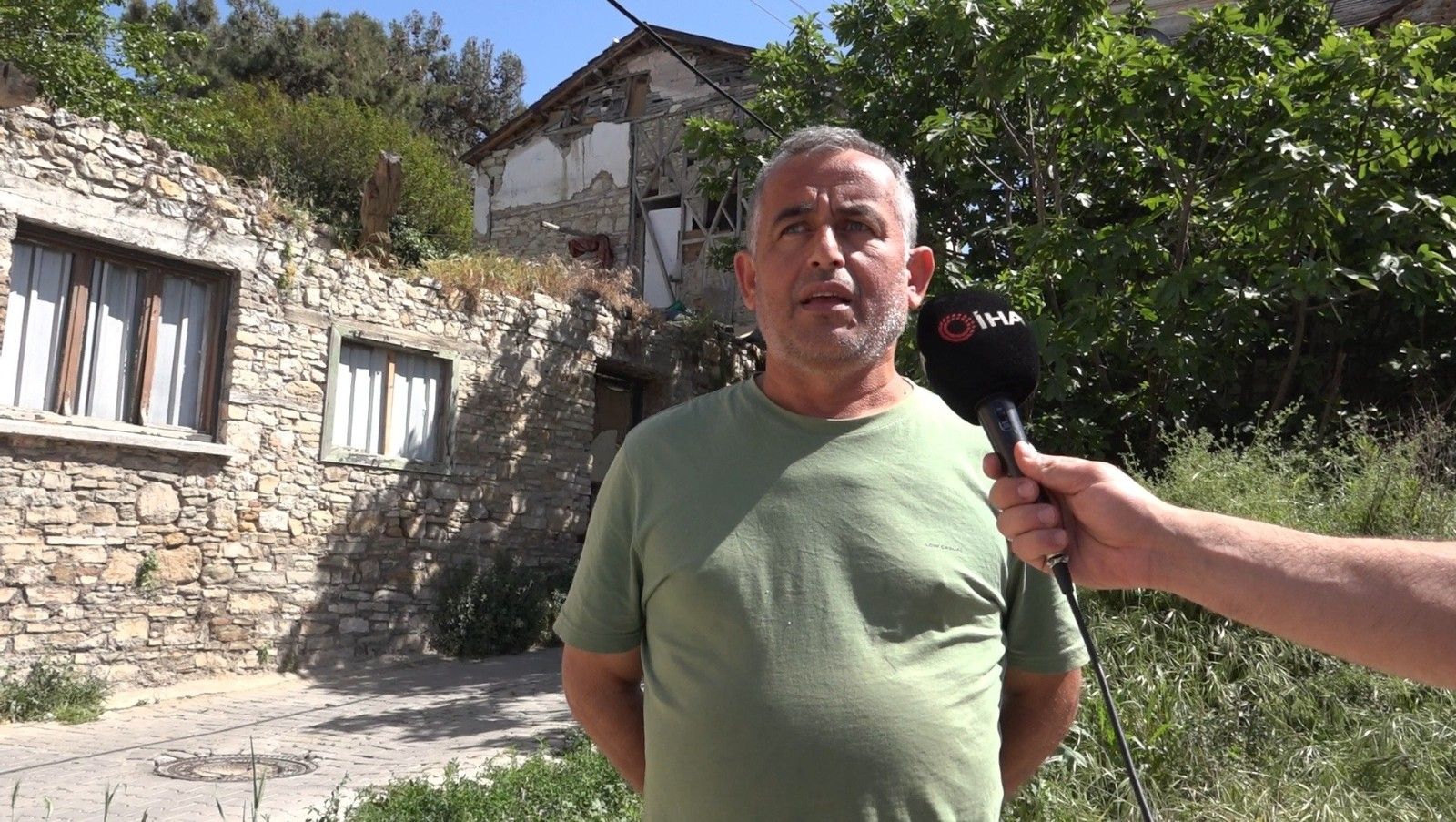 Hırsızlar ahşap evin ikinci katını çaldı