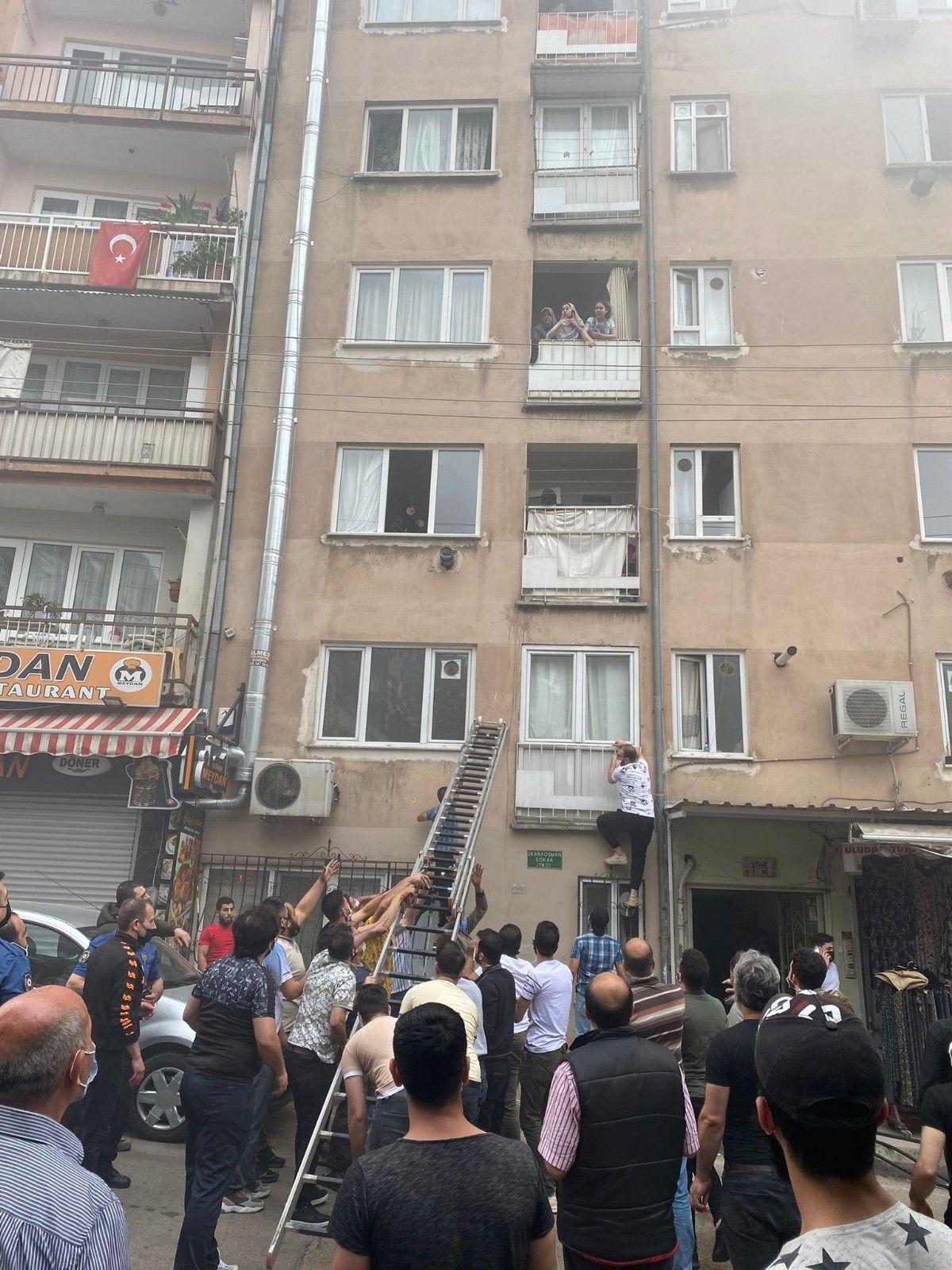 İtfaiyecilere bıçaklı tehdit