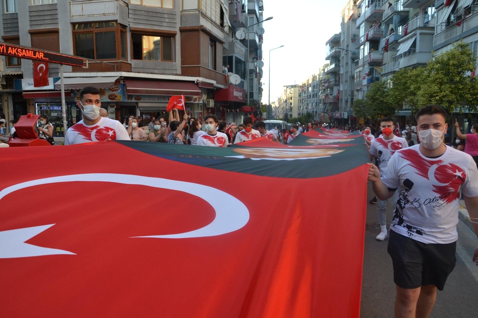 İzmir'de 190 genç 190 metrelik Türk bayrağını taşıdı