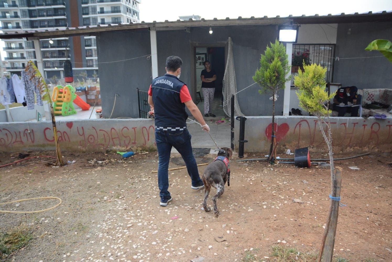 İzmir'de 'Mini Kolombiya' çetesine baskın