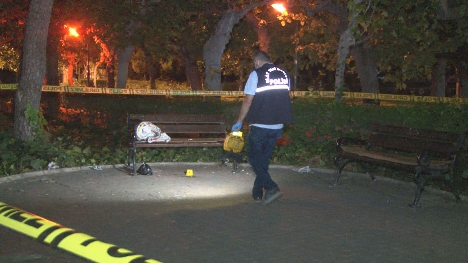 İzmir'de dehşet! Yaşlı adamın kırık cam şişesi ile boğazı kesildi