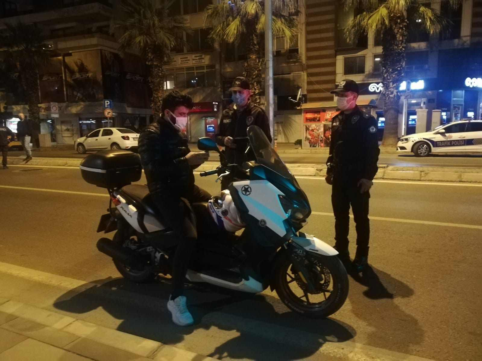 İzmir'de sahur vakti 'tam kapanma' denetimi