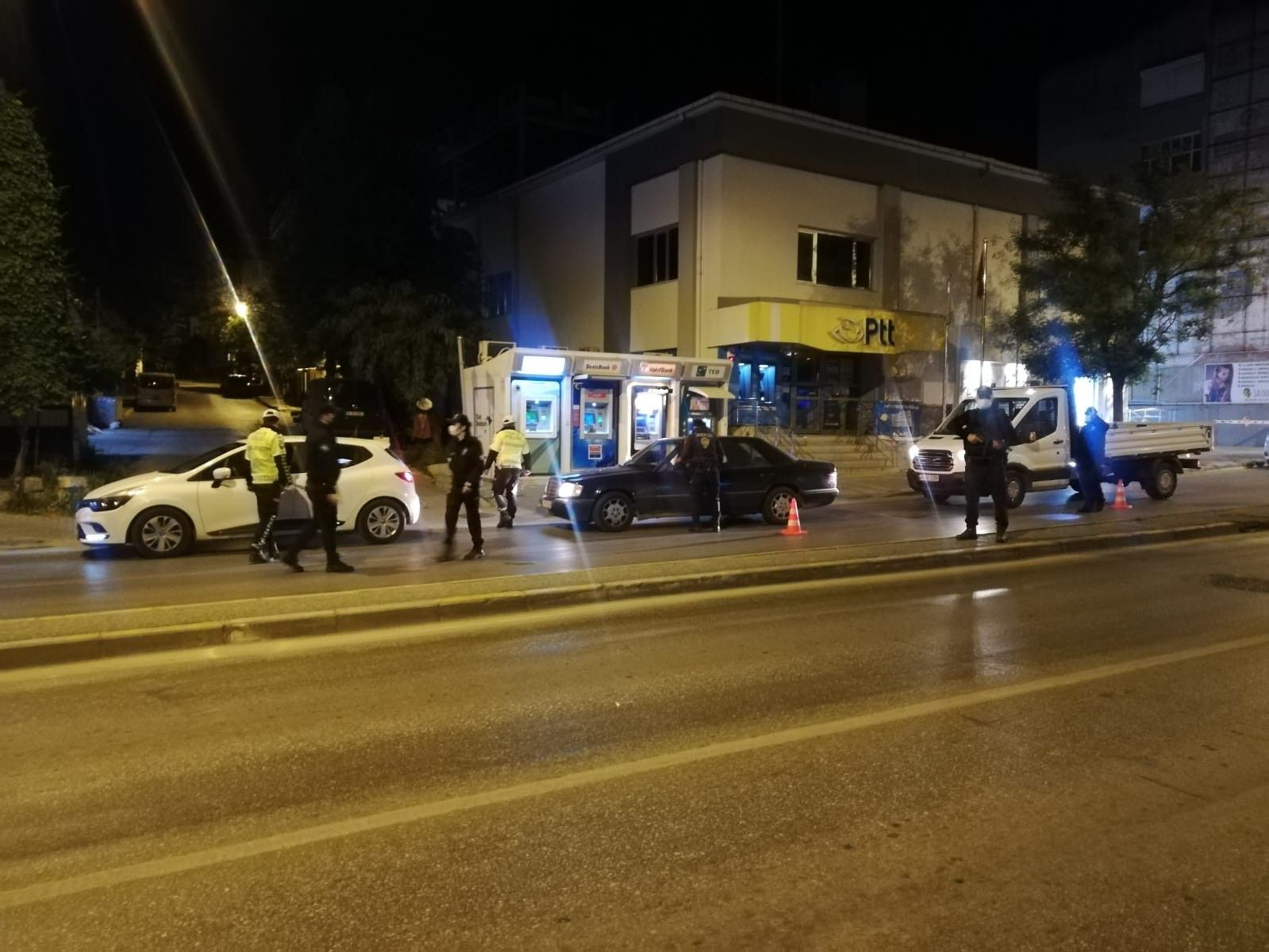 İzmir'de sahur vakti 'tam kapanma' denetimi