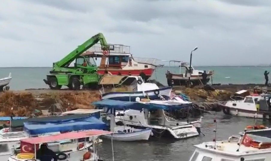 İzmir'de fırtına nedeniyle 26 tekne battı
