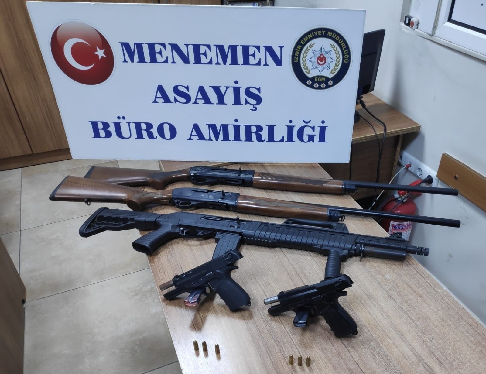 Kaçtı, kaza yaptı! Araçtan silahlar çıktı