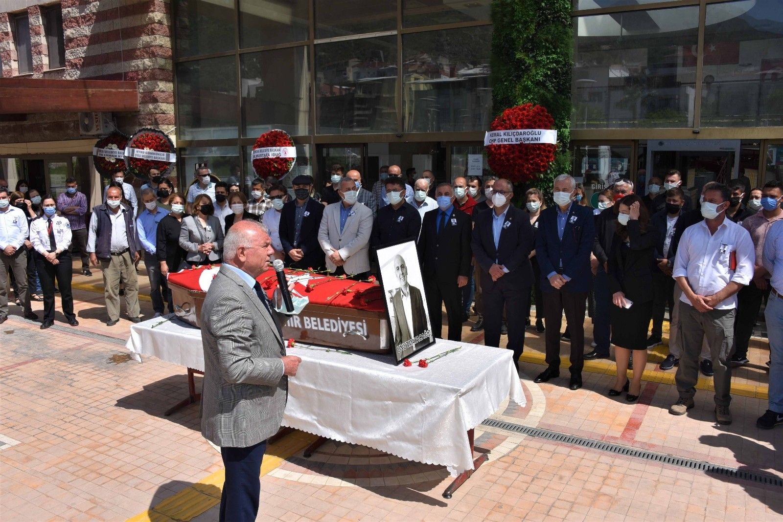 Korona nedeniyle yaşamını yitiren başkan yardımcısı defnedildi