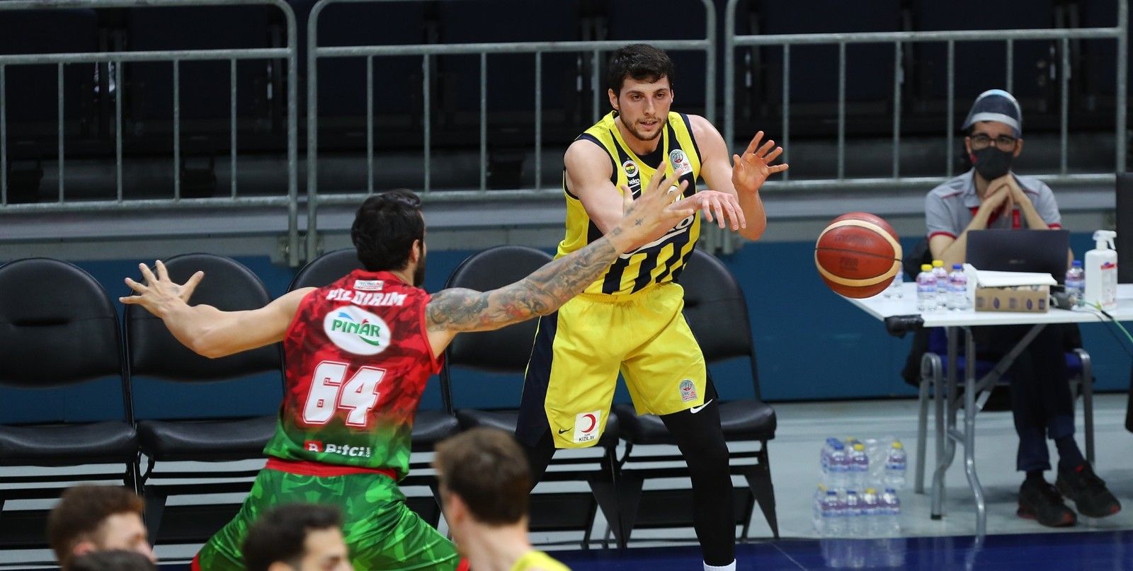 Pınar Karşıyaka Fener'i devirdi, durumu eşitledi