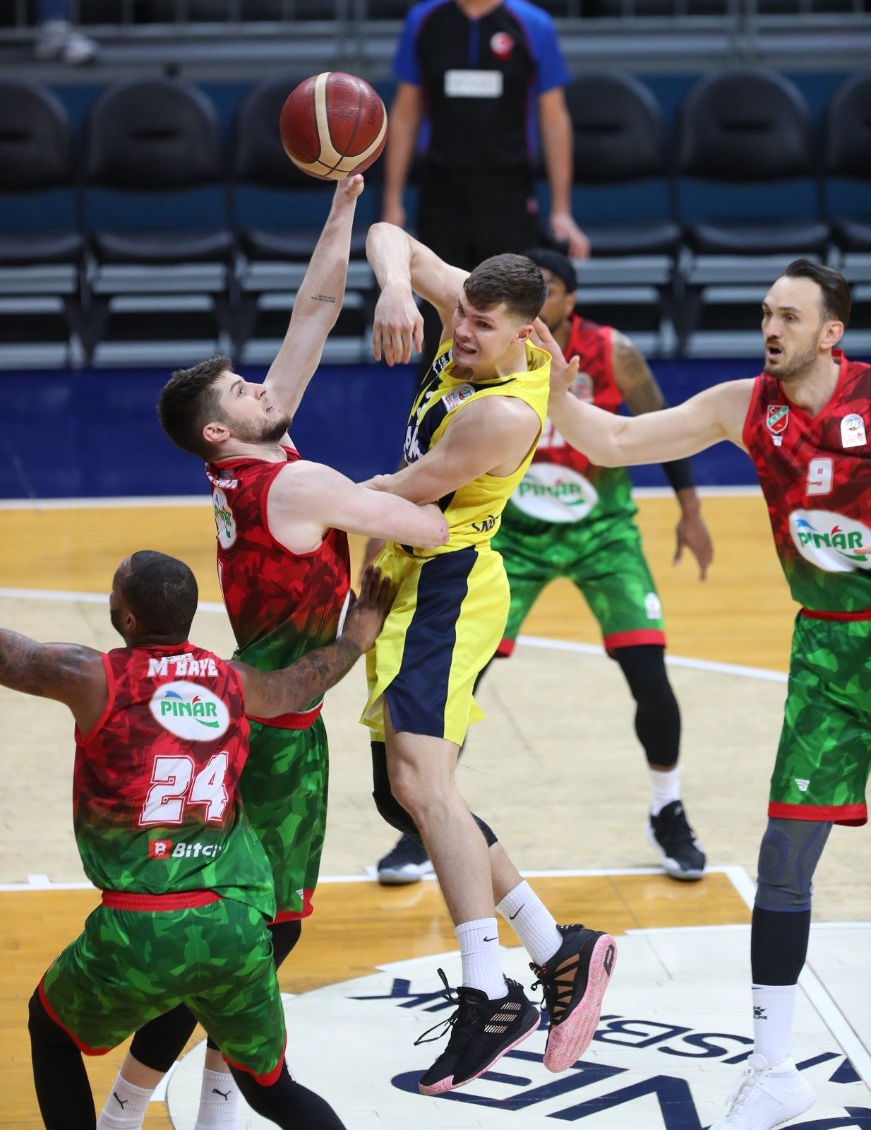 Pınar Karşıyaka Fener'i devirdi, durumu eşitledi