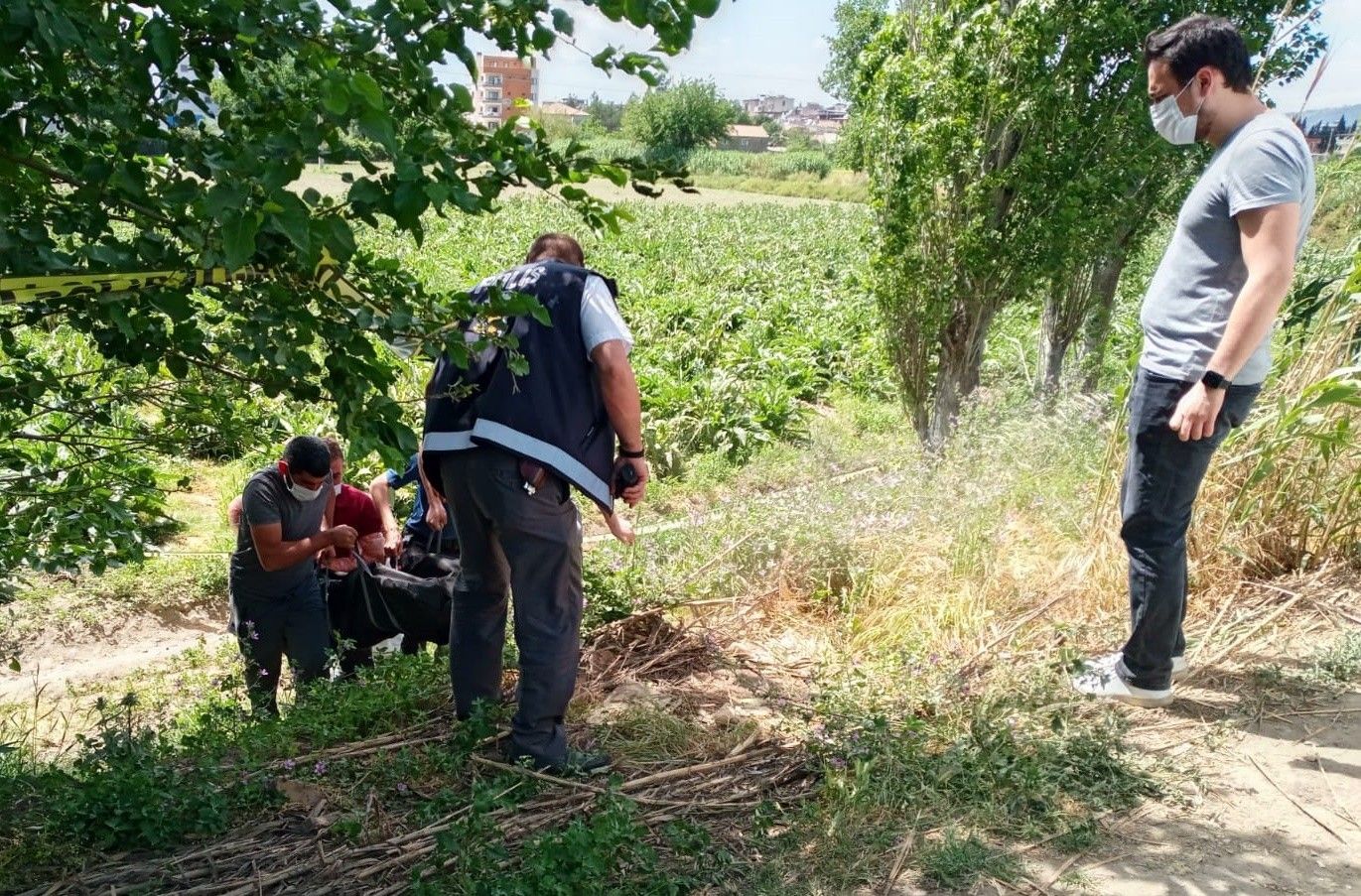Polis, ağaca asılı halde buldu