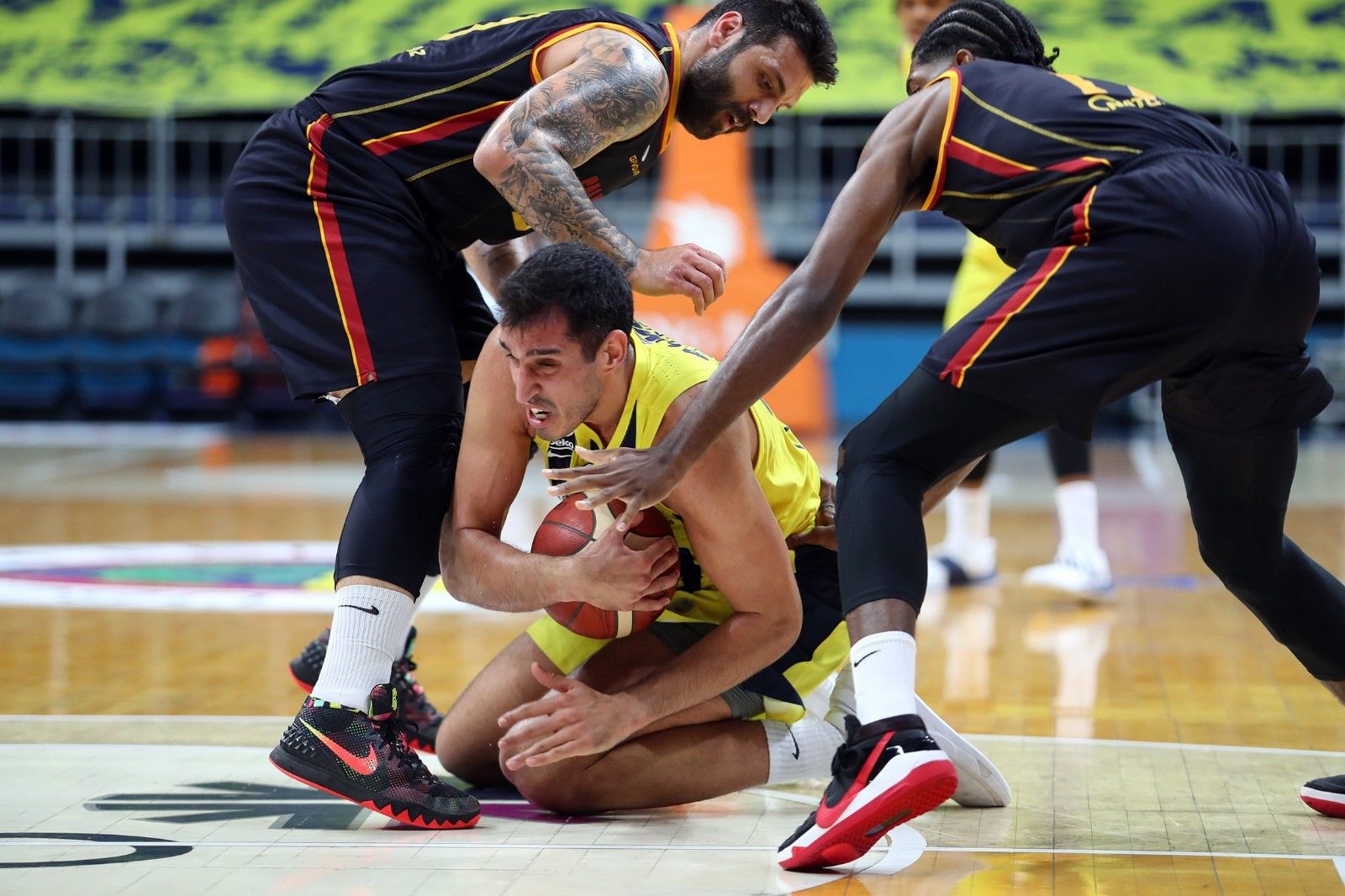 Pota derbisini Fenerbahçe farklı kazandı
