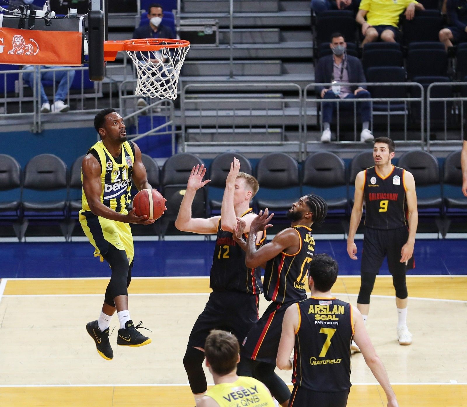 Pota derbisini Fenerbahçe farklı kazandı