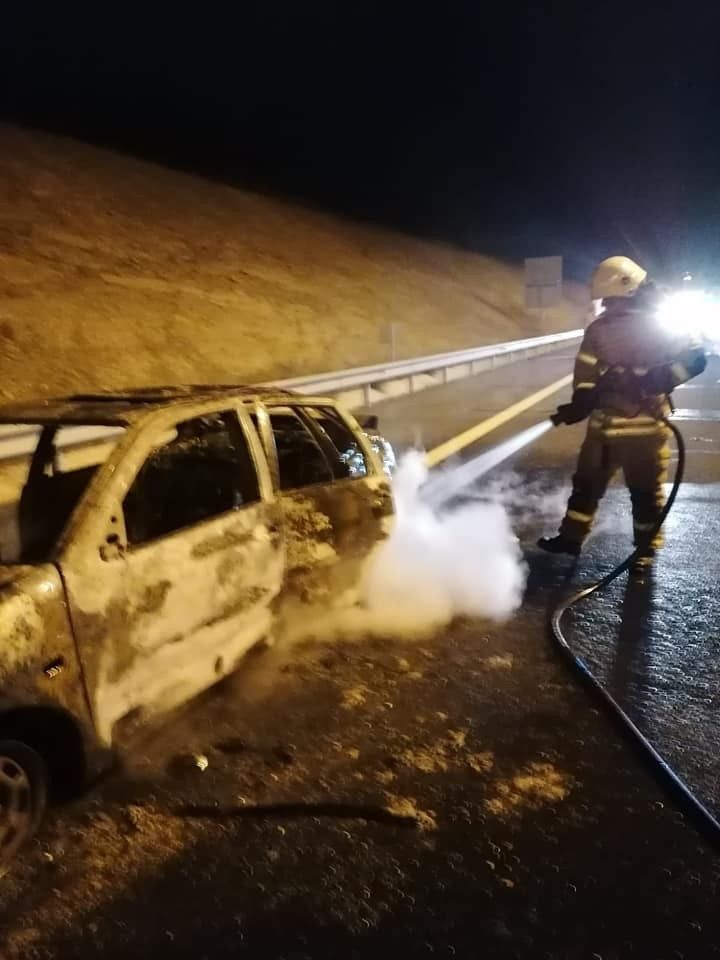 Seyir halindeki otomobil yandı